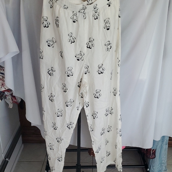 Forever 21 Other - Forever 21 White Pajama Pants with Bear Print 1x & 2x